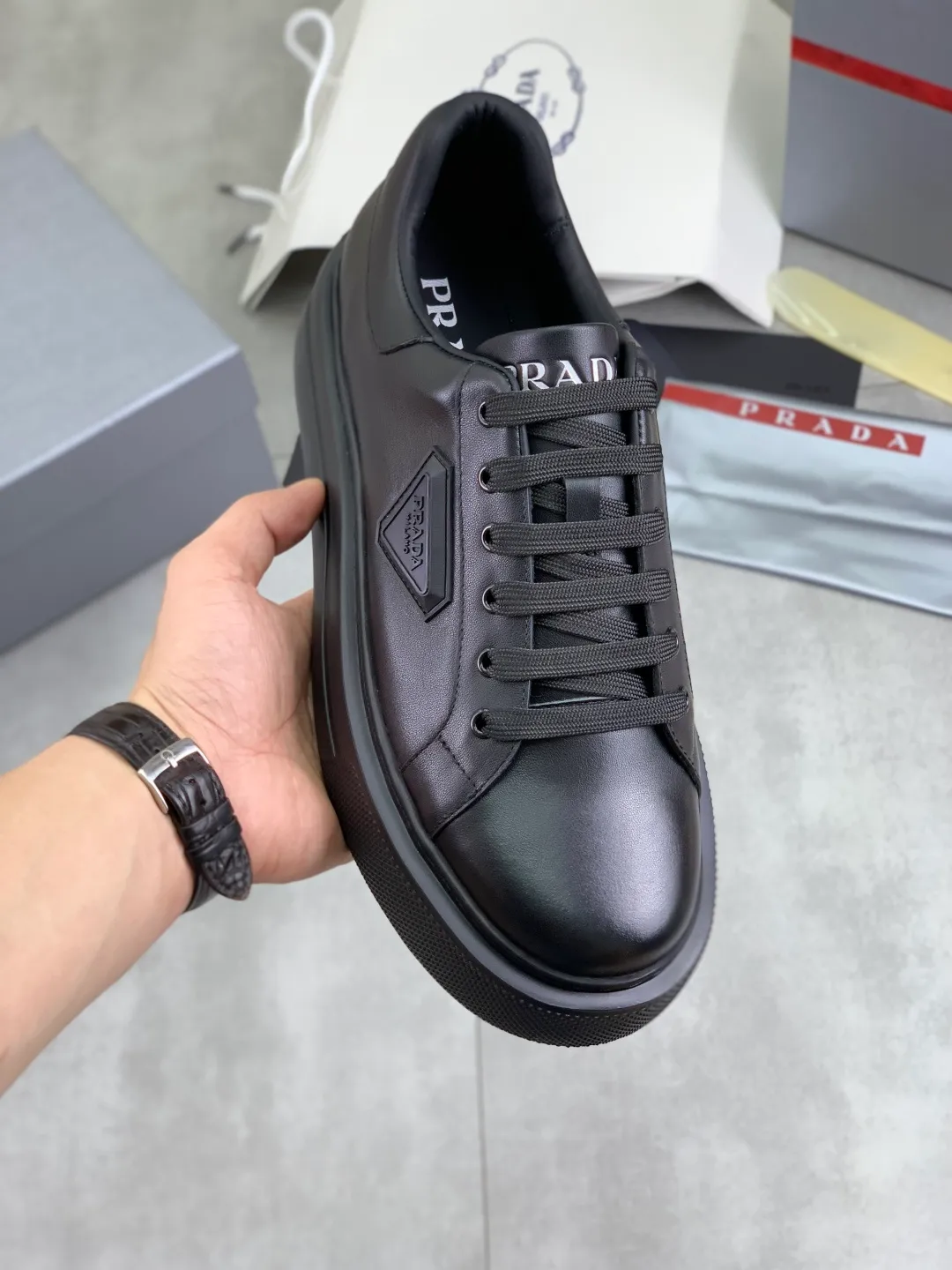 Men's shoes 💰P560💰[New style] popular models are on the official website, 🆘 Trendy brand (Prada) mainly promotes popular models, avant-garde and versatile fashion men's shoes private version mold opening, cowhide surface splicing 1:1.. Fashionable and simple, original imported cowhide lining cowhide feet; the atmosphere and personality are more fashionable, eye-catching and pursuing class. It will subvert the old idea and be a must-have for fashionistas with you! Must keep it for yourself! Tall and comfortable, large and low, high-end quality workmanship. Number of yards: 38-45 4️⃣optional.